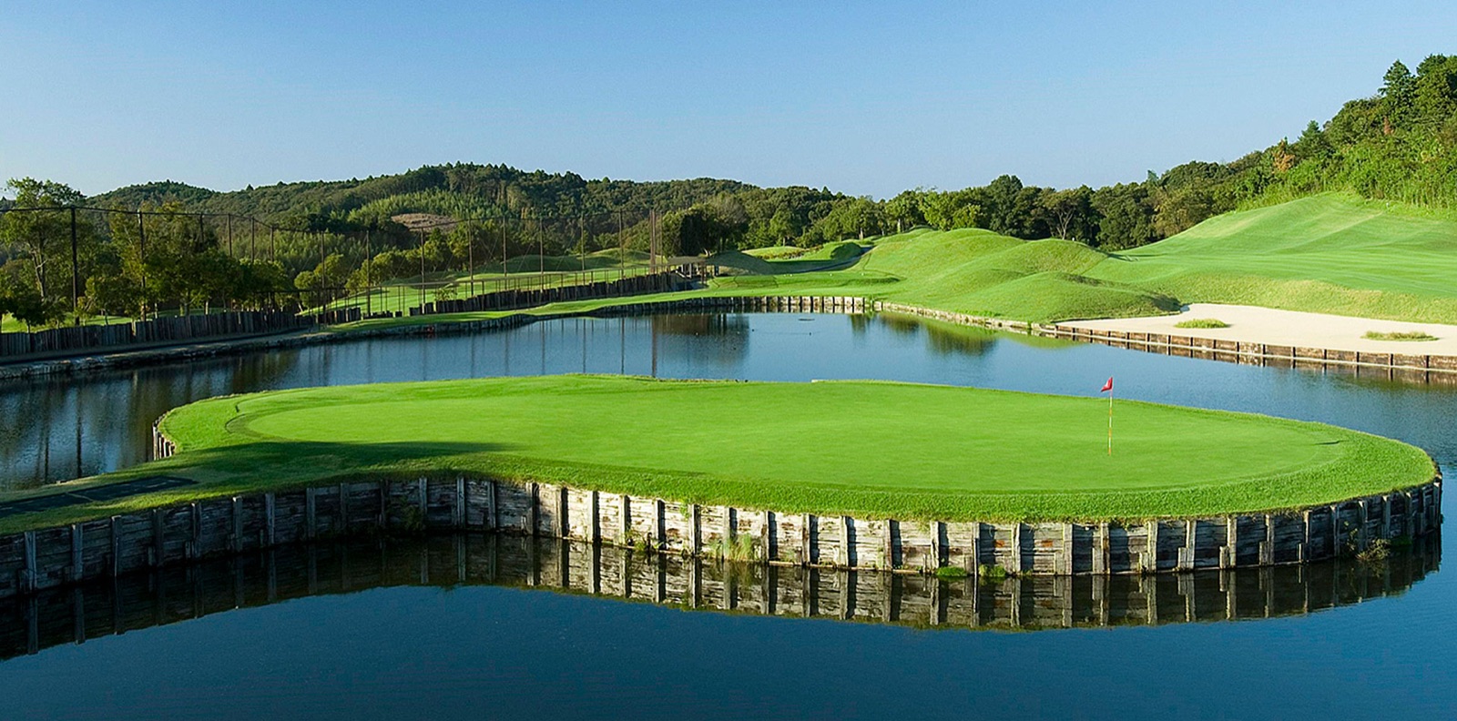 Island green with wooden bulkheads at PGM Maria Golf Links